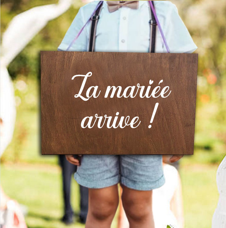 panneau-bois-mariage-mariee-arrive-1-1 Fabrication signalétique à Bordeaux